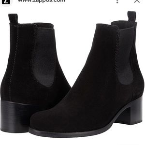 La Canadienne SIENA
SUEDE BOOTIE
Waterproof Suede Chelsea women size 6